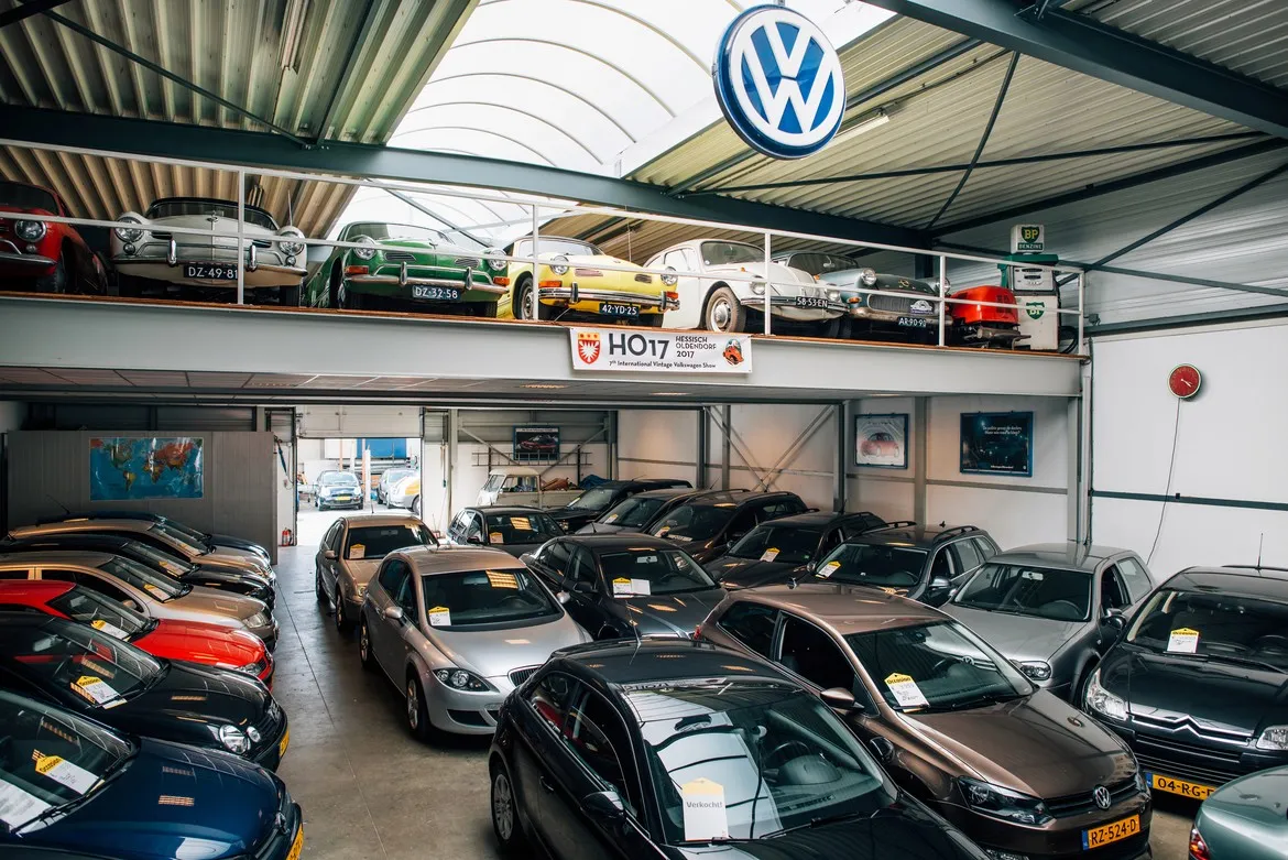 Showroom van een autobedrijf