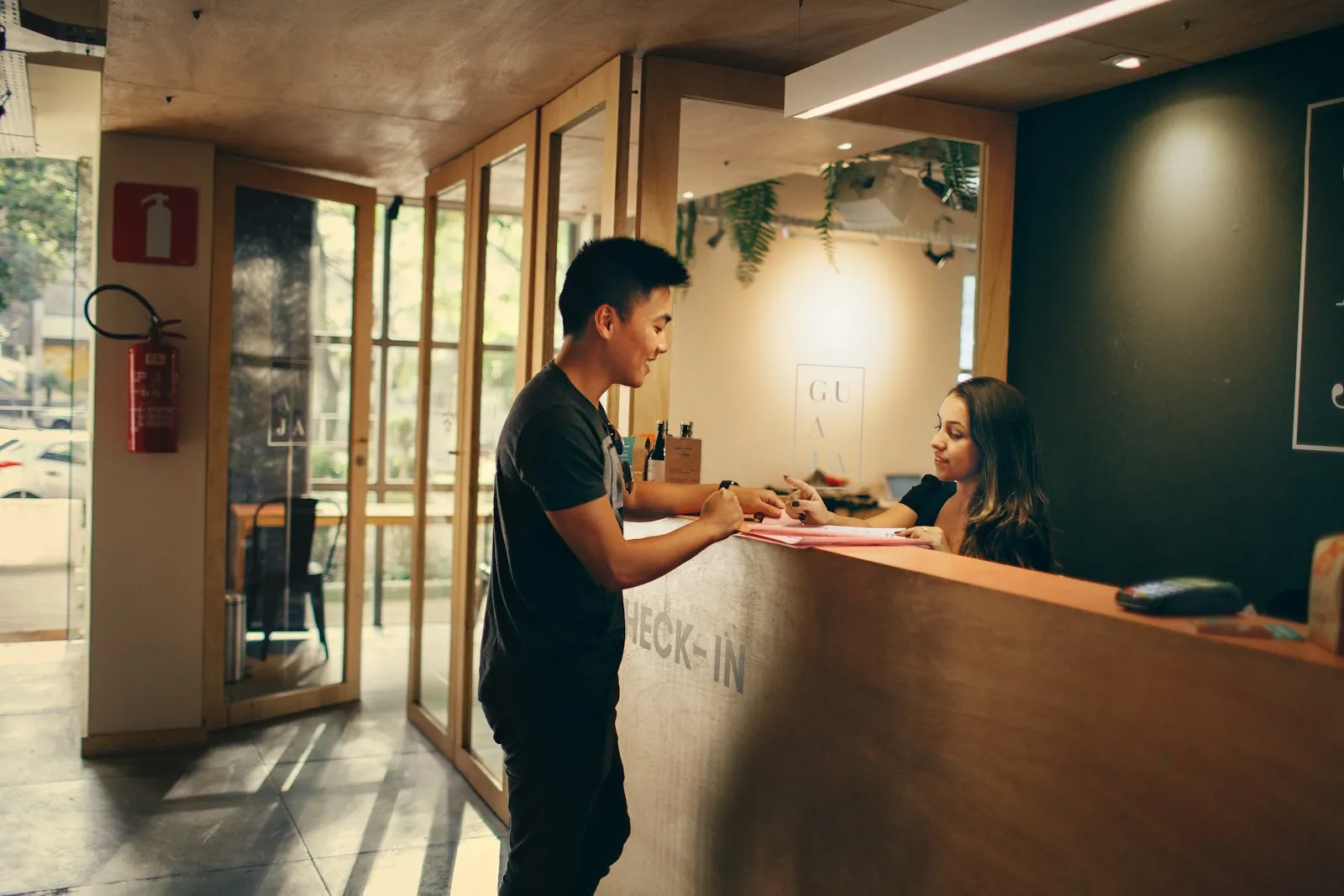 Gast checkt in bij de receptie van een hotel