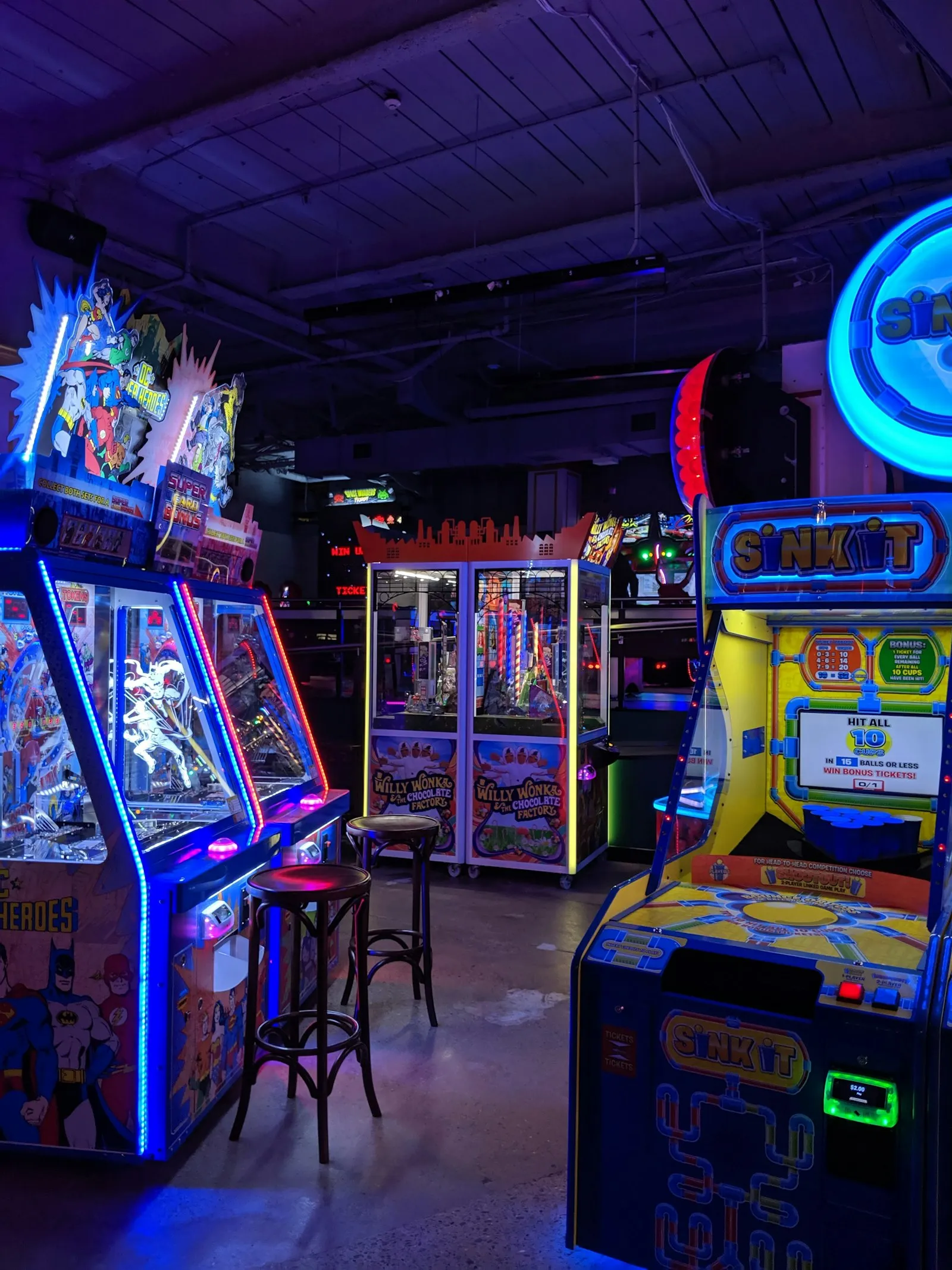 Kleurrijke speelhal met arcadekasten