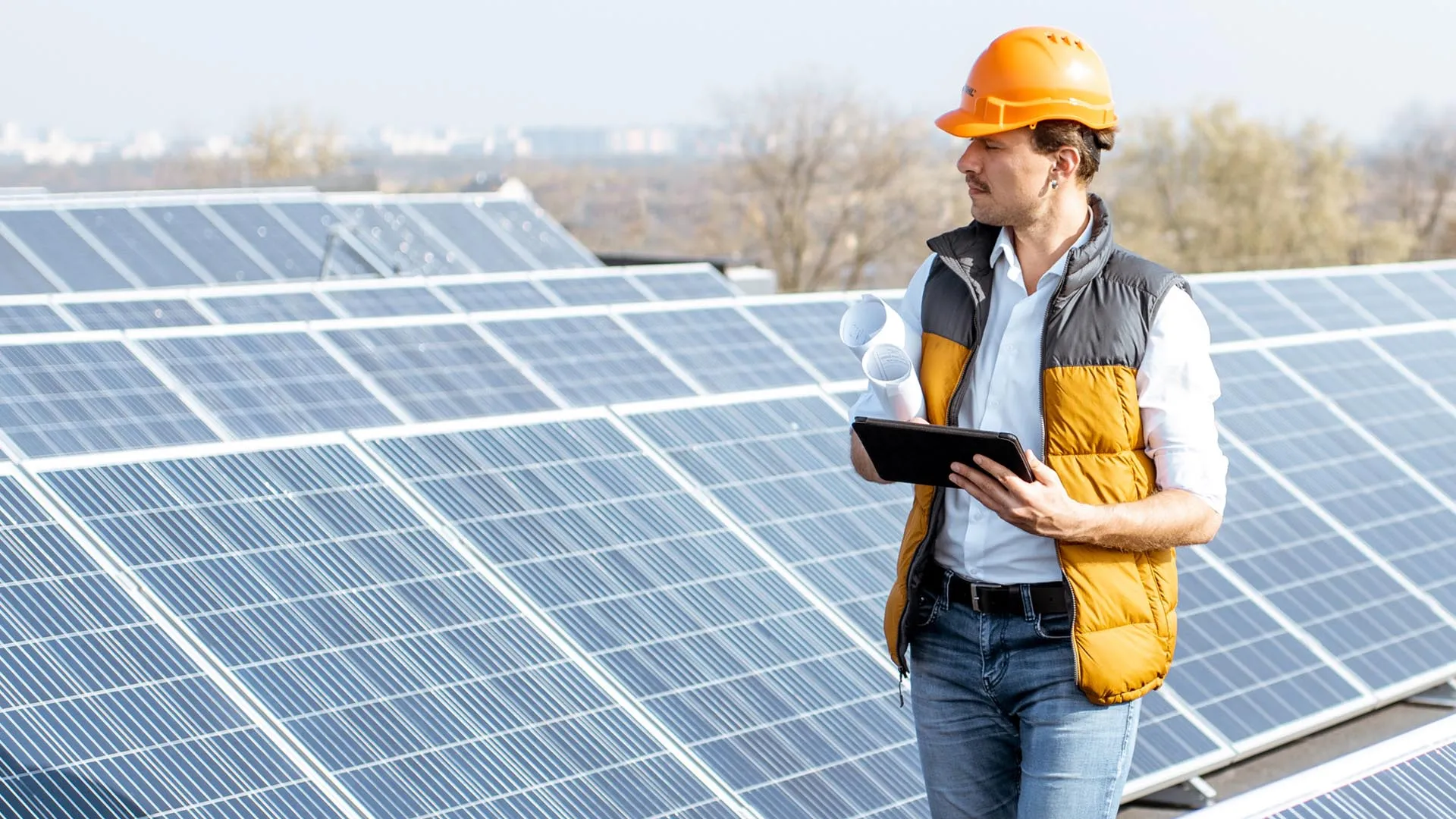 Installateur bij zonnepanelen met een tablet